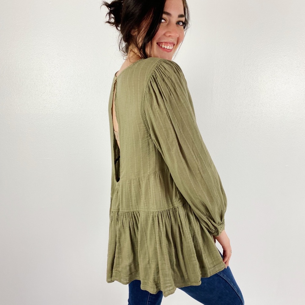 Green, Flowy Sleeve, Top w/ Key-Hole Cutout On Back